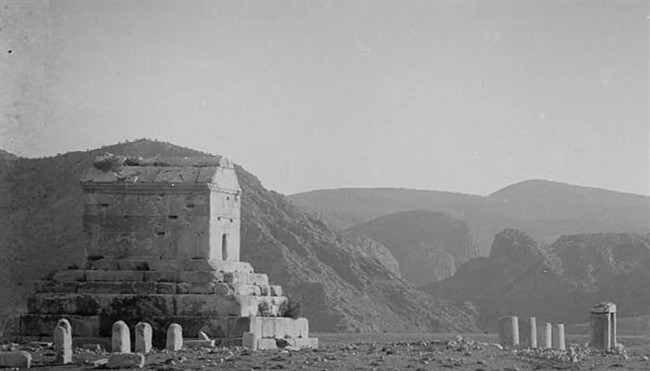 پاسارگاد یک قرن پیش بدون حصار و جاده‌ (عکس)