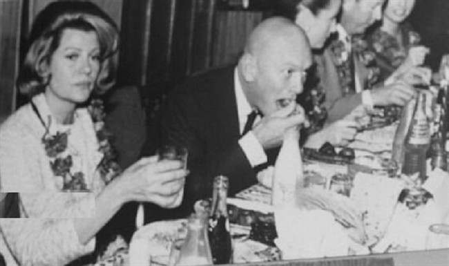 بازیگر مشهور هالیوود در تهران چلوکباب خورد و از اصفهان گز سوغاتی برد! (+عکس‌)