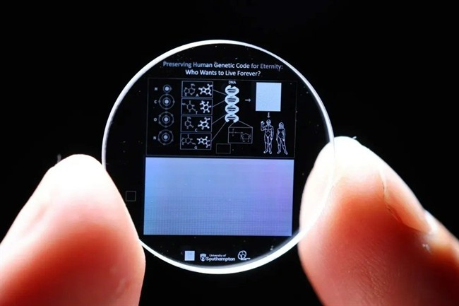 این شیشه عجیب، اطلاعات را تا 13٫8 میلیارد سال ذخیره می‌کند!