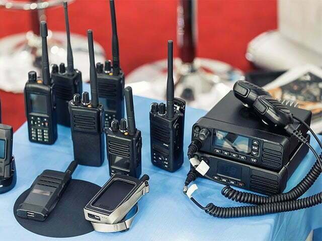 روایت بی&zwnj;سیم، VHF و UHF در جهانی که هنوز به ارتباط زنده محتاج است