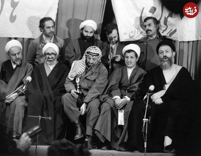 عکس/ هاشمی رفسنجانی در کنار یاسر عرفات، بهشتی و منتظری؛ بهمن 57