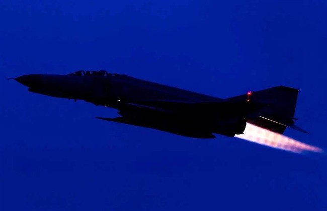 چرا اگزوز موتور جنگنده آب نمی&zwnj;شود؟ وقتی فلز باید در دل آتش زنده بماند