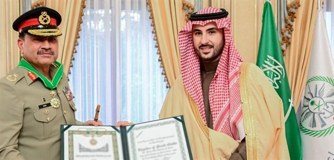 اعطای نشان عالی عربستان سعودی به فرمانده ارتش پاکستان + عکس