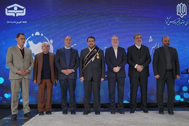 نشان افتخار و حمایل &laquo;حامی مدرسه&zwnj;سازی ایران&raquo; به مدیرعامل بانک ملی