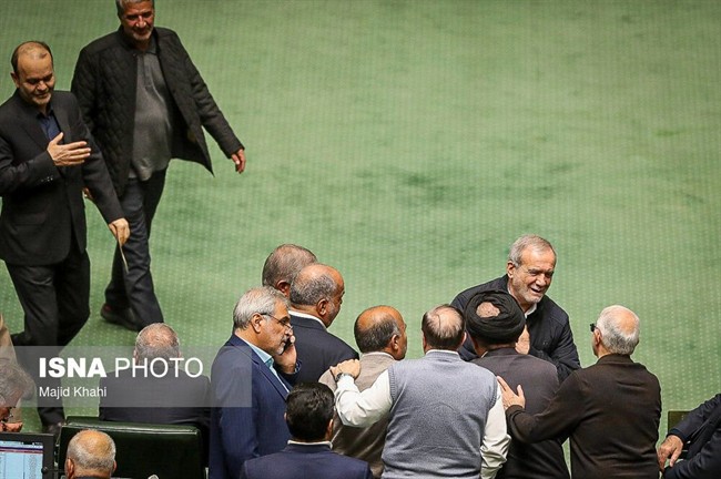 تصاویری از حضور پزشکیان در صحن علنی مجلس/ خوش و بش نمایندگان با رئیس جمهور