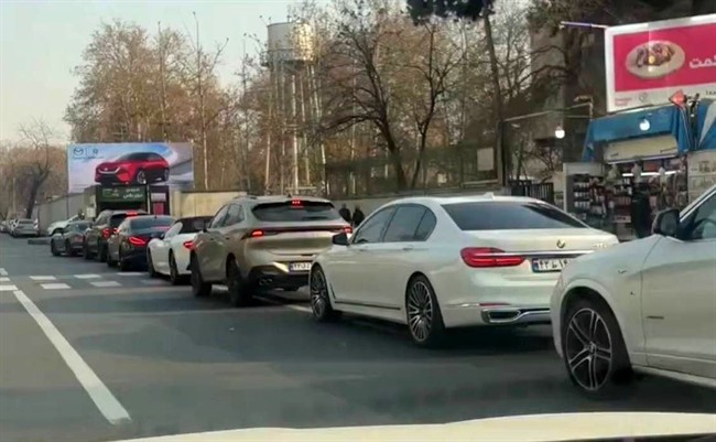صف طولانی خودروهای لوکس برای خرید بنزین 80 هزار تومانی/جزییات