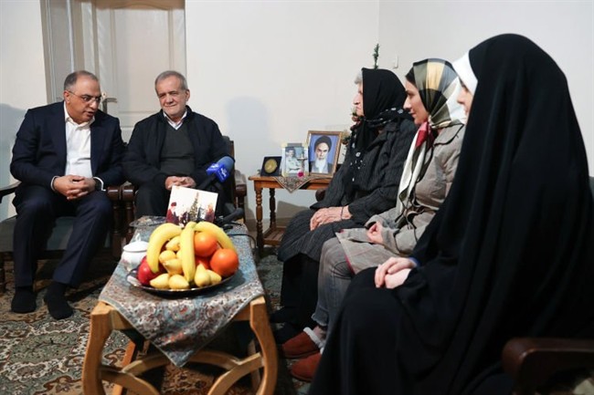 دیدار پزشکیان با خانواده شهید مسیحی در شامگاه ولادت حضرت عیسی (ع)