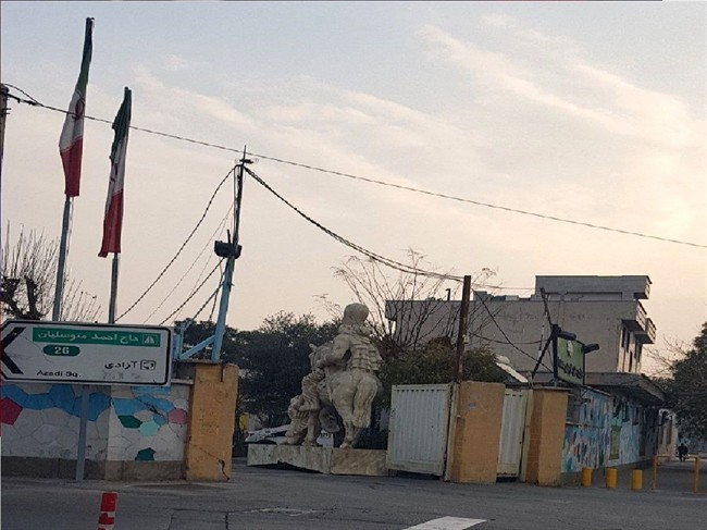 مجسمه شاپور در پارکینگ خدمات موتوری!/ هنر شهری قربانی نمایش سیاسی زاکانی شد