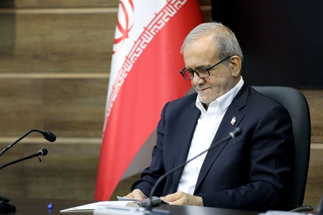 پزشکیان: عینکم را نیاوردم؛ به بچه‌ها بگویید یک عینک بدهند!+ فیلم