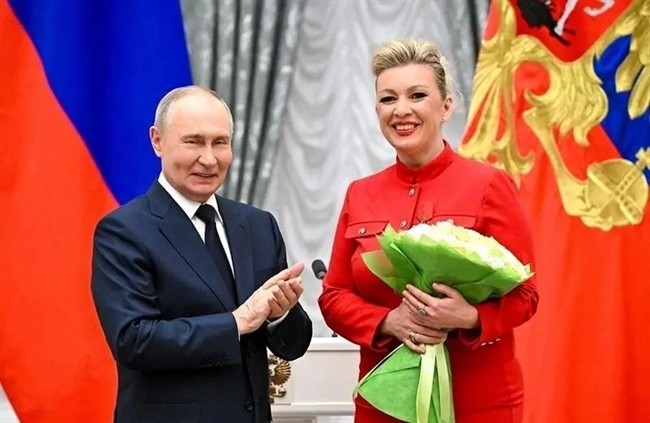 هدیه خاص پوتین به خانم سخنگو