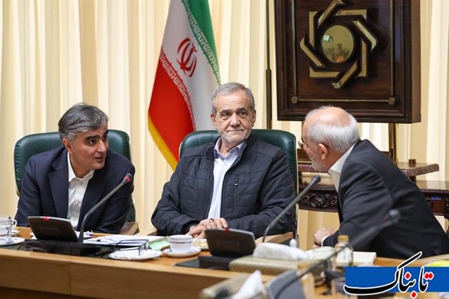 دلار رکورد می&zwnj;زند، مسئولان حرف نمی&zwnj;زنند/ چرا کسی پاسخگوی نگرانی مردم نیست؟