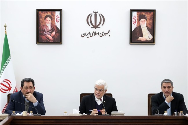 عارف: برخی کالاها از قفسه‌های فروشگاه‌ها در حال جمع شدن است که باید با سازوکار مشخصی با این مسأله مقابله کرد