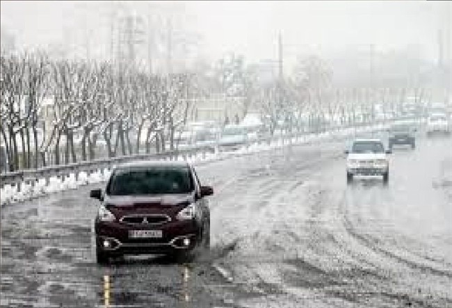 بارش برف و باران در جاده‌های شرقی و جنوبی کشور/ ترافیک در آزادراه‌های منتهی به پایتخت
