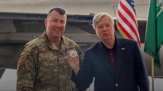 فروشنده «جنگ» در لابیهای واشنگتن/ با افراطیترین مدافع «تهاجم به ایران» در آمریکا آشنا شوید +عکس و فیلم