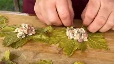 پخت دلمه برگ مو به روش سنتی در روستای آذربایجان