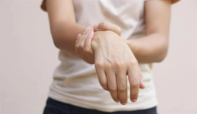 چرا وقتی سرتان را می‌چرخانید، دست‌تان بی‌حس می‌شود؟ این عارضه چه معنایی دارد؟