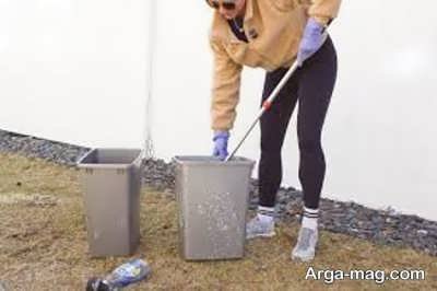 تمیز کردن جای زباله ها 