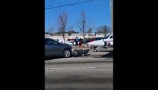 فرود اضطراری هواپیمای سبک در بزرگراه جورجیا با برخورد به خودروها