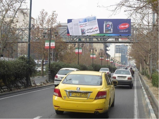 &laquo;آنفلوانزای خودرویی&raquo; روی بیلبوردهای تهران؛ جلب توجه تا کجا مجاز است؟