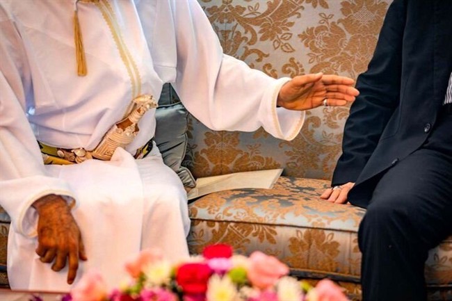 وزیر خارجه عمان در دیدار با لاریجانی نامه و پیامی به ایران تحویل داد