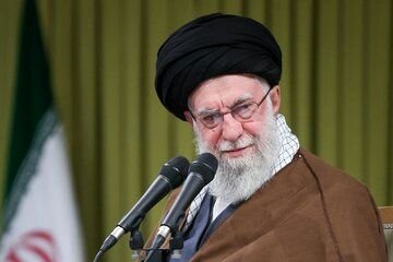 تصویری از حضور رهبرانقلاب در راهپیمایی 22 بهمن دهه 60