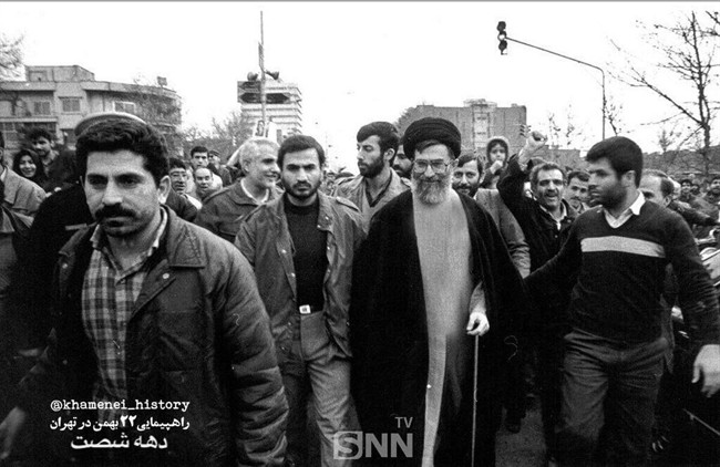 تصویری از حضور حضرت آیت‌الله خامنه‌ای در راهپیمایی 22 بهمن دهه شصت