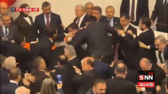 درگیری شدید در پارلمان ترکیه هنگام معرفی وزرای جدید + فیلم