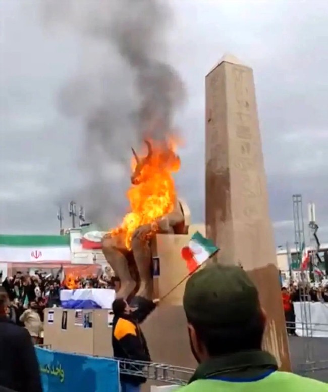 چرا مجسمه بعل در راهپیمایی 22بهمن به آتش کشیده شد؟ / بعل چه ربطی به اپستین دارد؟