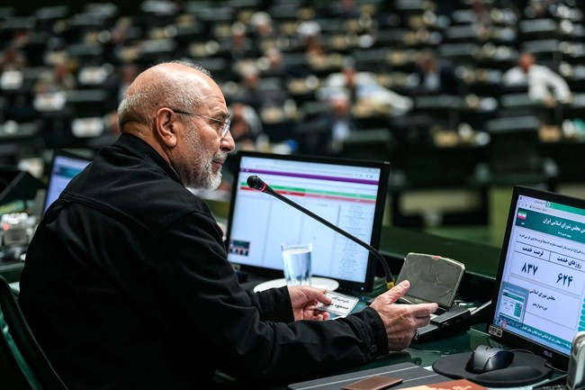 تصویری از قالیباف و پدرش در یک مراسم ختم 