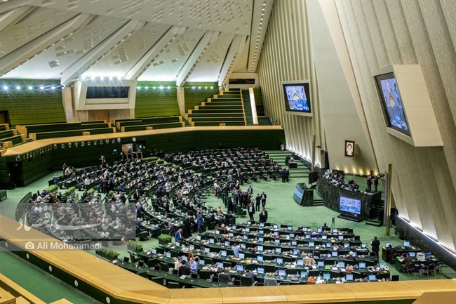 مجتبی زارعی تصاویر سران اروپایی را در مجلس به سطل زباله انداخت + عکس