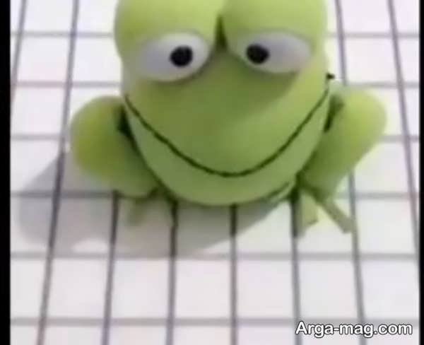 مراحل ساخت عروسک قورباغه ساده و بامزه در خانه