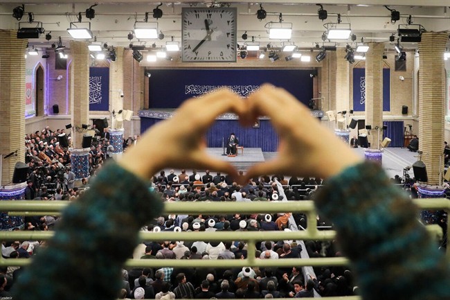 عکسی خاص از دیدار امروز رهبر انقلاب/ این نوشته درباره رهبری و ترامپ بر روی چفیه پربازدید شد