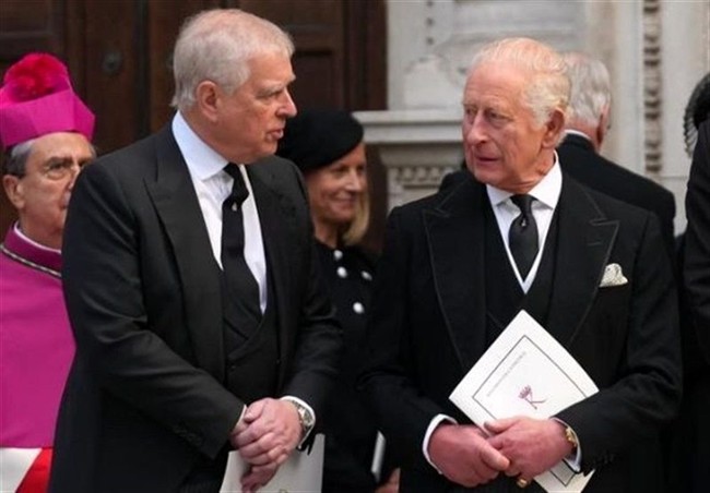 اولین واکنش پادشاه انگلیس به دستگیری برادرش