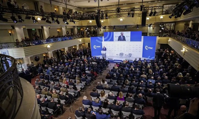 تکرار سناریو تحقیر زلنسکی اینبار با پهلوی/ علت دعوت از پهلوی به سالن تماشاچیان کنفرانس مونیخ چیست؟