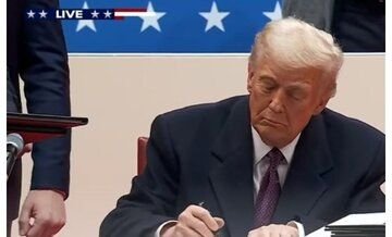 ترامپ فرمان تعرفه 10 درصدی بر واردات از همه کشورها را امضا کرد