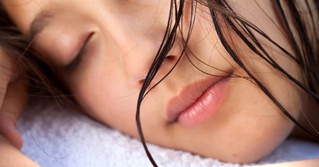 به این 5 دلیل، شب‌ها با موهای خیس نخوابید