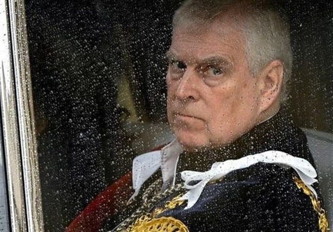 پس لرزه های پرونده رسوایی شاهزاده اندرو/ برادر پادشاه انگلیس از صف جانشینی تاج و تخت حذف می شود