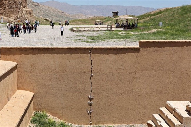 فرونشست به نقش رستم رسید/ محوطه یادگار دوران هخامنشیان و ساسانیان در آستانه تخریب