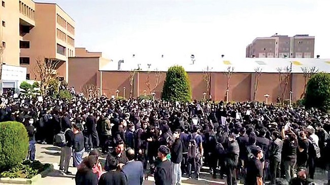 دانشگاه در دو‌راهی