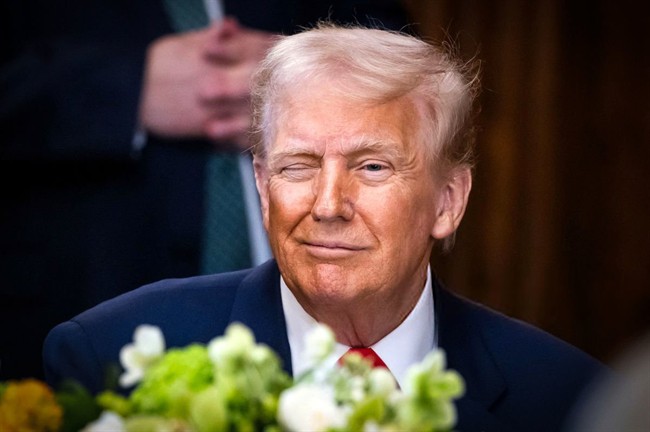 کراوات یک نماینده جمهوری خواه کنگره با تصویر ترامپ!+ فیلم