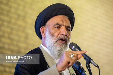 یک امام جمعه: ایران اسلامی را نمی‌توان با ونزوئلا، لیبی و سوریه قیاس کرد/ روزگاری یک ناو هواپیمابر با حرکت خود حکومتی را ساقط می‌کرد اما حالا...