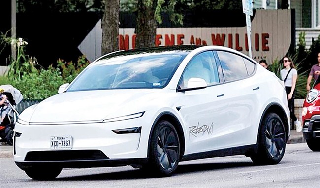 روبو تاکسی تسلا  از  رقبا  عقب ماند