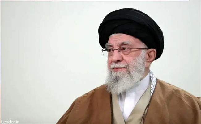 لحظه اعلام خبر شهادت رهبر انقلاب از صداوسیما +فیلم