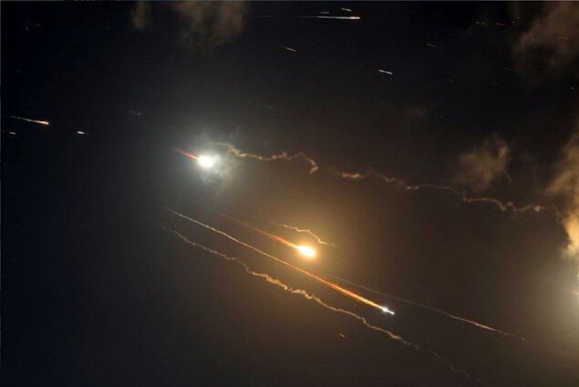 جنگنده‌های ارتش پایگاه‌های آمریکا را بمباران کردند

