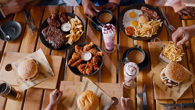 انواع غذای های چرب روی یک میز