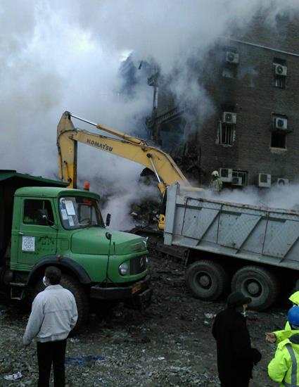 حادثه پلاسکو به روز ششم رسید/ آواربرداری و جستجو مفقودان و آتش نشانان شهید همچنان ادامه دارد+ عکس