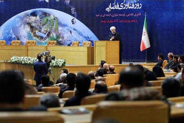 دکتر روحانی از دو ماهواره جدید و سامانه انتقال مداری رونمایی کرد