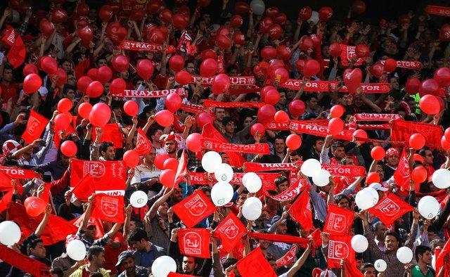 حضور زودهنگام هواداران پرسپولیس و تراکتورسازی مقابل ورزشگاه آزادی + عکس