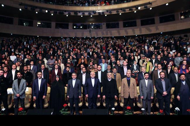 مراسم اختتامیه سی و پنجمین جشنواره فیلم فجر آغاز شد/حیدری: خوشحالم که جدال ما بر سر داوری است!+ عکس