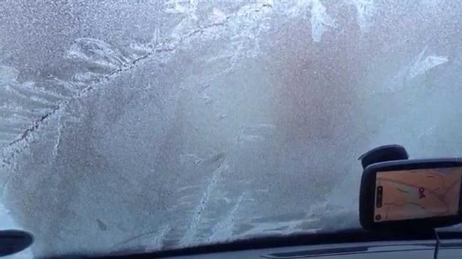 باز کردن یخ شیشه‌ی جلوی اتومبیل با کوکاکولا